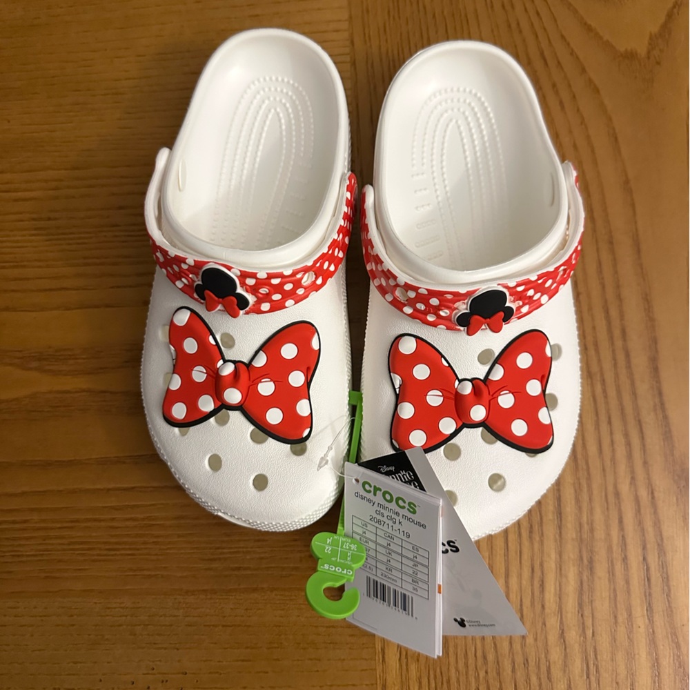 CROCS Minnie Mouse DISNEY CLOGS J4 NWT